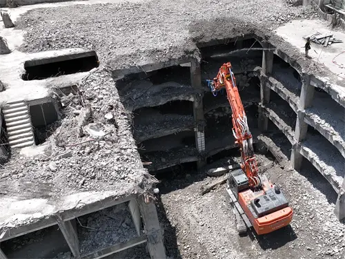 重機が稼働する現場