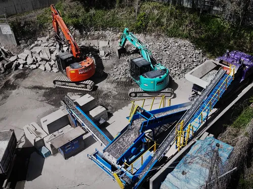 重機が稼働する現場