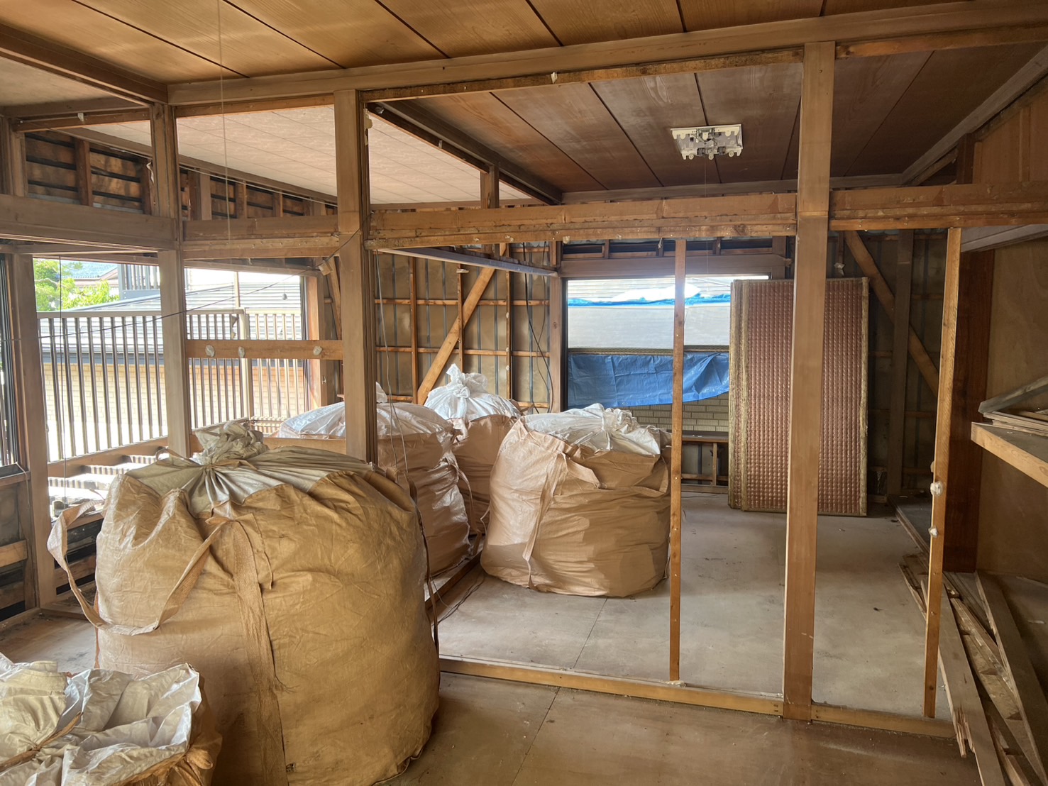 住宅解体現場の重機