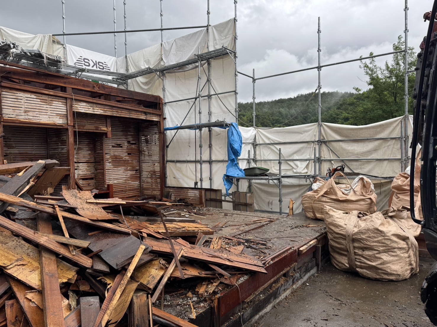 住宅解体現場の重機