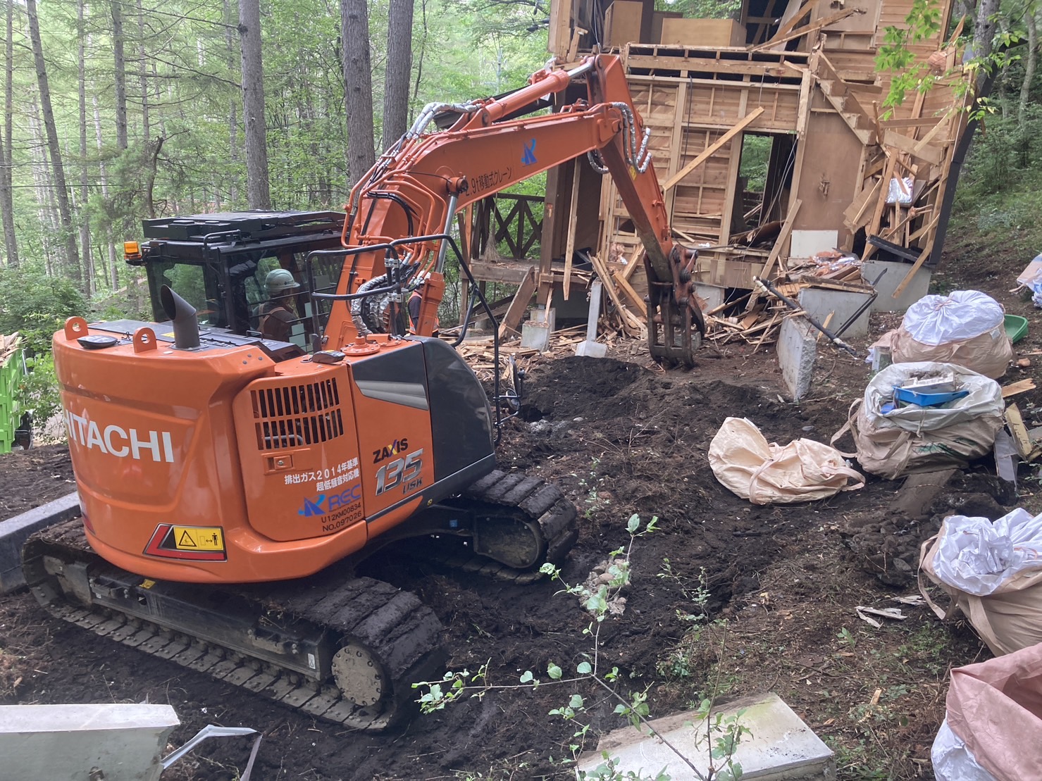 重機による住宅解体の様子